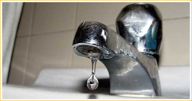 из крана смесителя капает вода