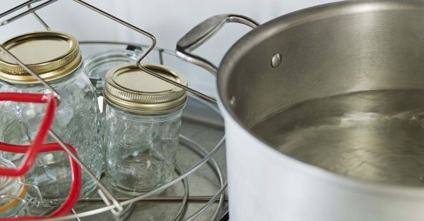 Как стерилизовать банки в кастрюле с водой пустые, с заготовками пошагово