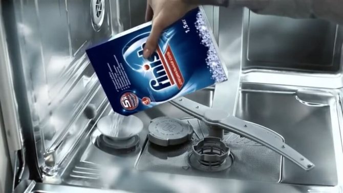 Куда класть смягчающую соль?