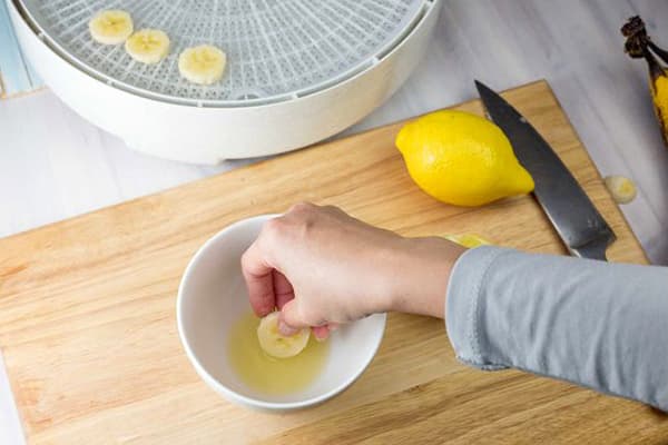 Обработка бананов лимонным соком