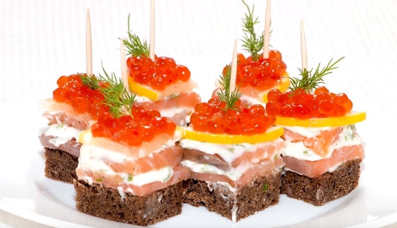 Канапе с икрой, семгой и сыром
