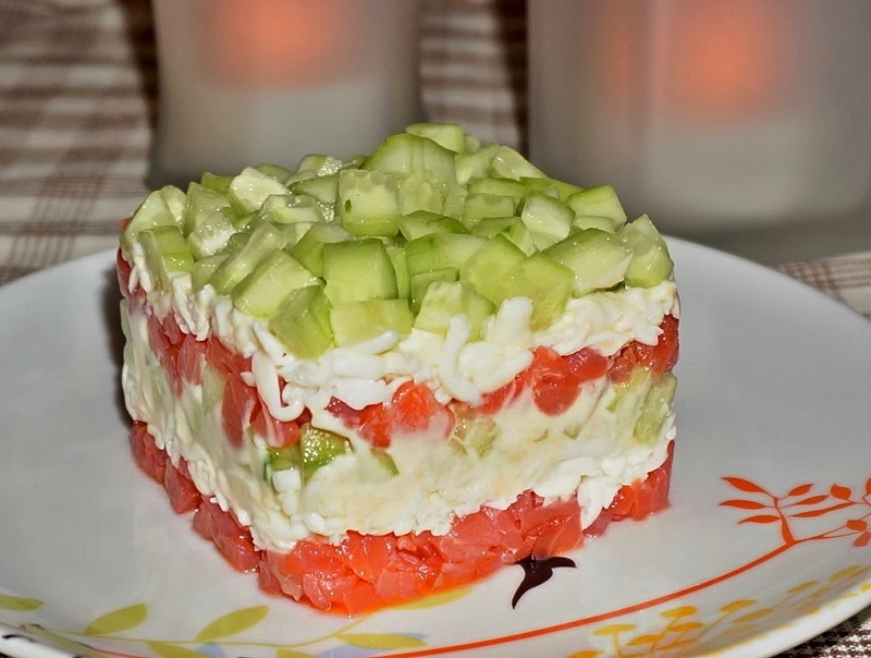 Салат с семгой и огурцом