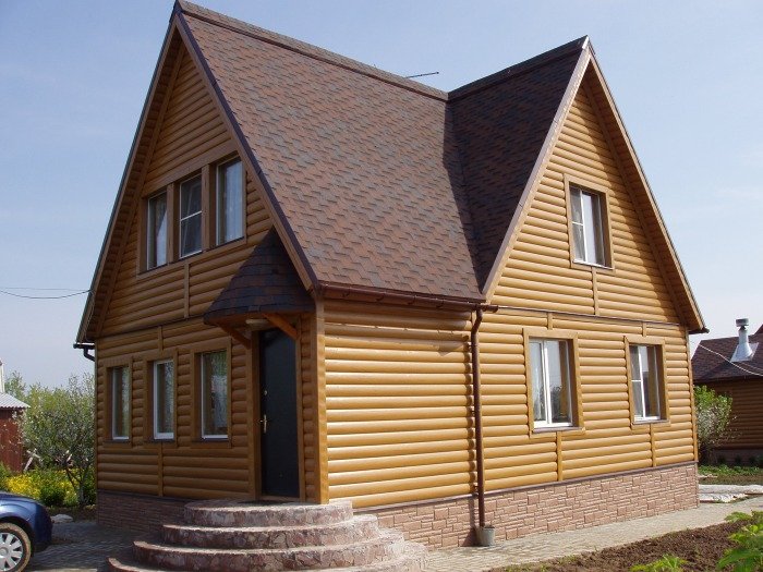 На фото - дом с сайдингом блок-хаус из пластмассы, roofmaster.ru На фото - дом с сайдингом блок-хаус из пластмассы, roofmaster.ru