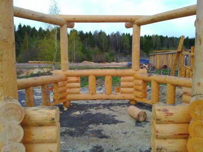 На фото - каркас деревянной беседки из круглых столбов, atmwood.com.ua Устройство каркаса беседки
