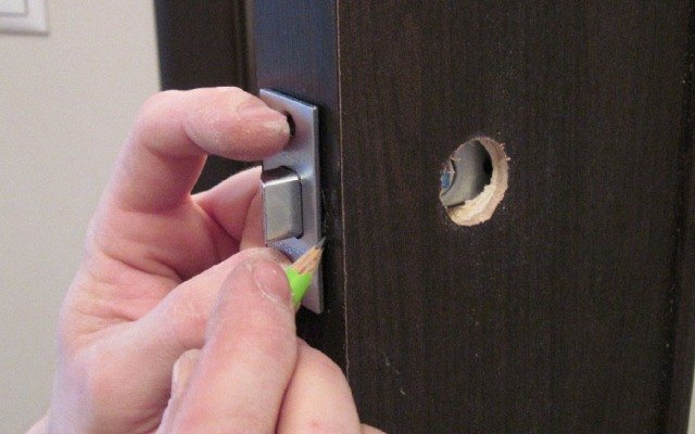 Установка ручки с замком – чуть более сложное дело Установка ручки с замком – чуть более сложное дело