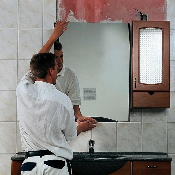 На фото - крепление зеркала на стену, kakprosto.ru На фото - крепление зеркала на стену, kakprosto.ru