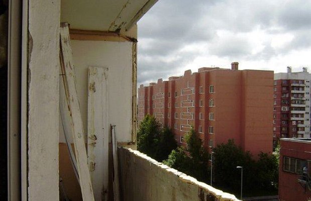 Фото демонтажа старой балконной рамы Фото демонтажа старой балконной рамы