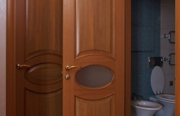 Установка дверей из натуральной древесины Установка дверей из натуральной древесины