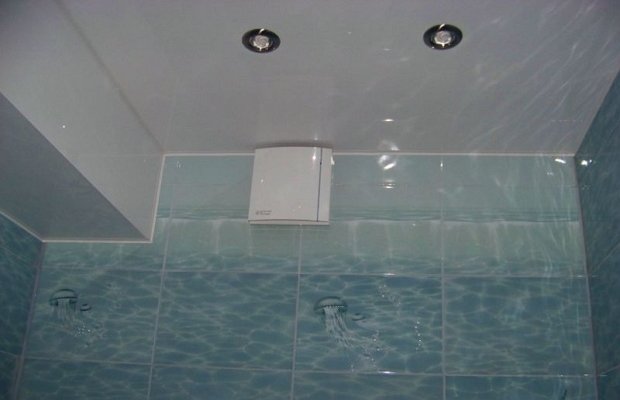 Натяжные потолки в ванной комнате – больше не нужно бояться воды Натяжные потолки в ванной комнате – больше не нужно бояться воды