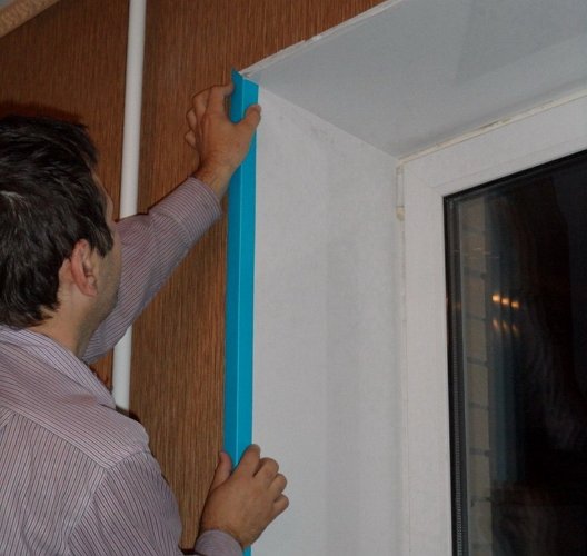 Зачем нужно крепить уголки на откосы