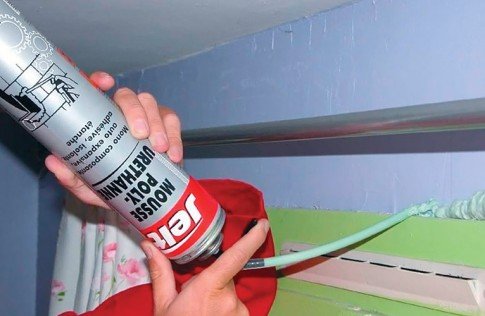 На фото - работа с бытовой монтажной пеной, rmnt.net Разновидности монтажной пены – бытовая и профессиональная
