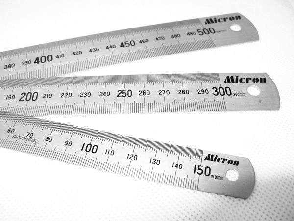 На фото - металлическая линейка 500 мм, toolcomp.ru На фото - металлическая линейка 500 мм, toolcomp.ru