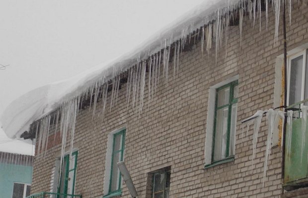 Огромные наносы и сосульки на крыше Огромные наносы и сосульки на крыше