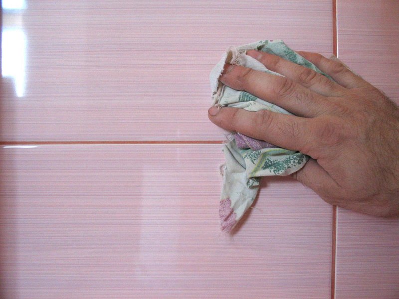 На фото - очищение пятен затирки на плитке, plitka-v-dom.blogspot.com На фото - очищение пятен затирки на плитке, plitka-v-dom.blogspot.com