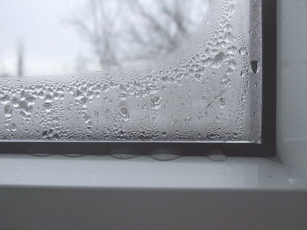 Фото капель на внутренней поверхности стекла окна ПВХ, selans.ru Фото капель на внутренней поверхности стекла окна ПВХ, selans.ru