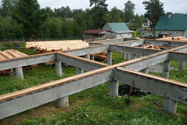 На фото - свайный фундамент каркасного дома, d-brus.ru На фото - свайный фундамент каркасного дома, d-brus.ru