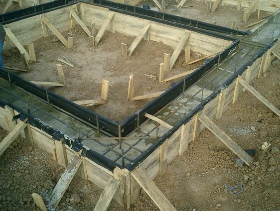 Фото заливки ленточного фундамента для сарая из шлакоблоков, fundament-expert.ru Фото заливки ленточного фундамента для сарая из шлакоблоков, fundament-expert.ru