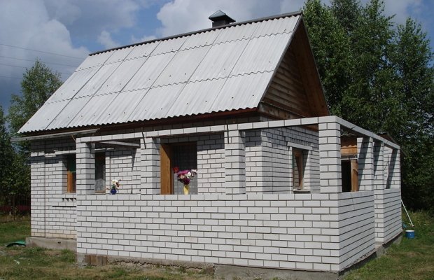 Достоинства и недостатки строения из кирпича или поликарбоната Достоинства и недостатки строения из кирпича или поликарбоната
