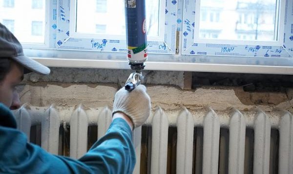 Фото монтажа подоконника, master-stvo.ru Технология установки подоконника – делаем все своими руками фото