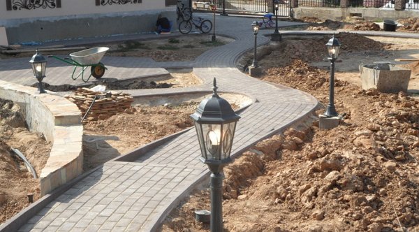 На фото - установка осветительных приборов для сада, garden-club.ru На фото - установка осветительных приборов для сада, garden-club.ru