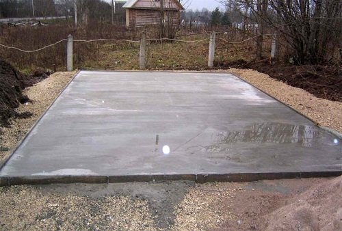 На фото - монолитная бетонная плита основания, acottagebuilder.ru На фото - монолитная бетонная плита основания, acottagebuilder.ru