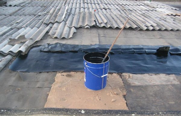 На фото - ремонт шифера асбестоцементной пастой, roof-tops.ru На фото - ремонт шифера асбестоцементной пастой, roof-tops.ru