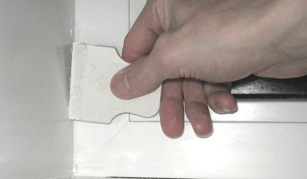 На фото - герметизация щелей пластиковых откосов, mastertim.ru На фото - герметизация щелей пластиковых откосов, mastertim.ru