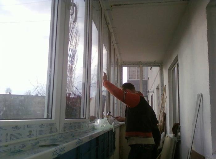 На фото - крепление подоконника на балконе, osteklenie-balkona.ru На фото - крепление подоконника на балконе, osteklenie-balkona.ru