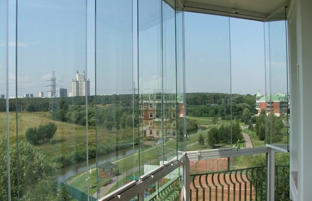 Фото шикарного вида с балкона с безрамным остеклением Фото шикарного вида с балкона с безрамным остеклением