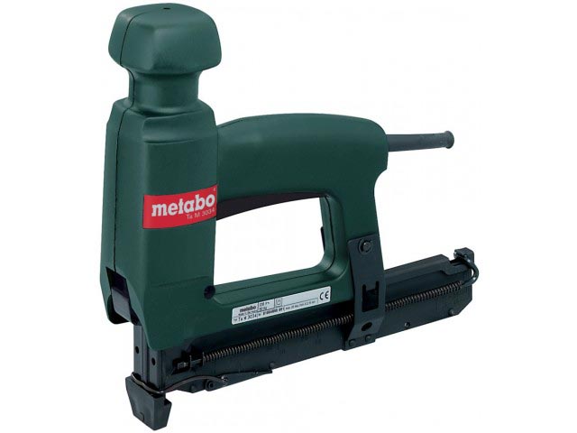 На фото - электрический скобозабиватель Metabo, shop.by На фото - сетевой скобозабиватель, shop.by