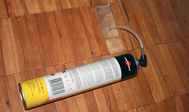 Фото заливки монтажной пены в скрипящий паркет, homester.com.ua Спринцовка, монтажная пена и саморезы – пользуемся подручными средствами