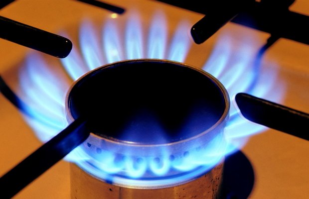 Голубое пламя газа на кухонной плите Голубое пламя газа на кухонной плите