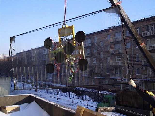 Фото переноса стекла вакуумными присосками, promalp.ru