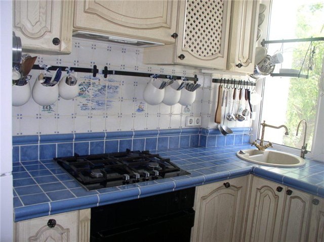 Фото стола с керамической плиткой, kitchenguide.ru Фото стола с керамической плиткой, kitchenguide.ru