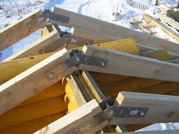 На фото - балки и крепежи для стропильной системы ломаной крыши, novakrovlya.ru На фото - балки и крепежи для стропильной системы ломаной крыши, novakrovlya.ru