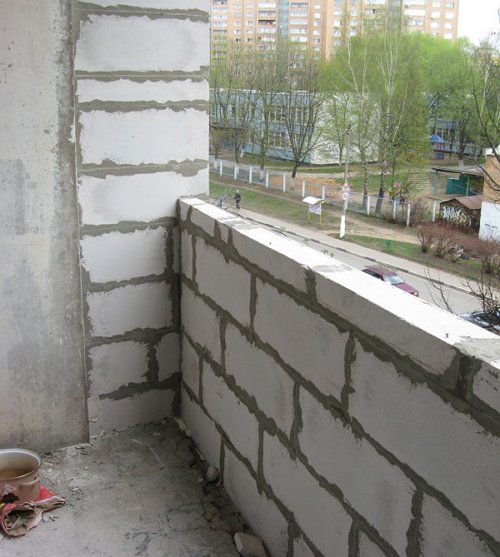 На фото - укладка пенобетонных блоков парапета лоджии, obalkonah.ru На фото - укладка пенобетонных блоков парапета лоджии, obalkonah.ru
