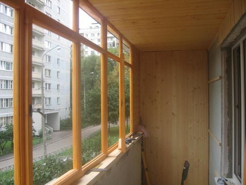 На фото - деревянные окна лоджии, build-experts.ru На фото - деревянные окна лоджии, build-experts.ru