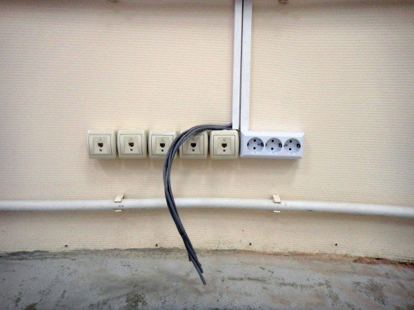 Фото слаботочных проводов телефонной связи на стене, ssd-spb.ru Фото слаботочных проводов телефонной связи на стене, ssd-spb.ru