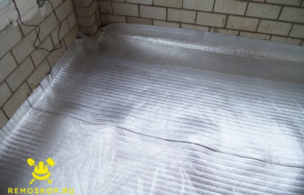 Укладываем полиэтилен Укладываем полиэтилен