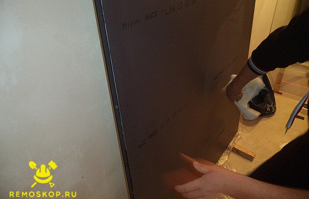 Подготавливаем тыльную сторону зеркала Подготавливаем тыльную сторону зеркала