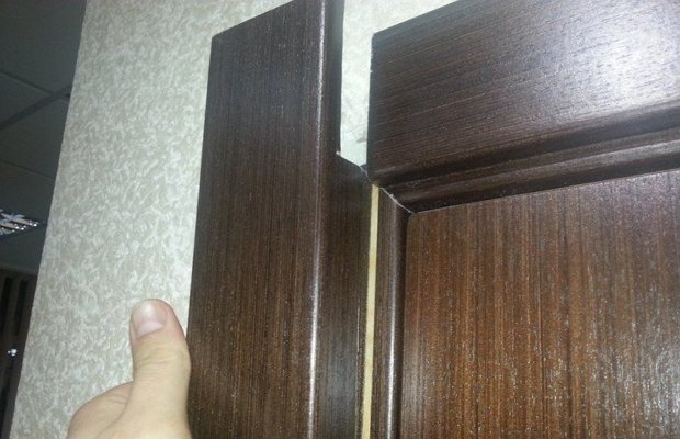 Установка обналичников двери со стороны дверных петель Установка обналичников двери со стороны дверных петель