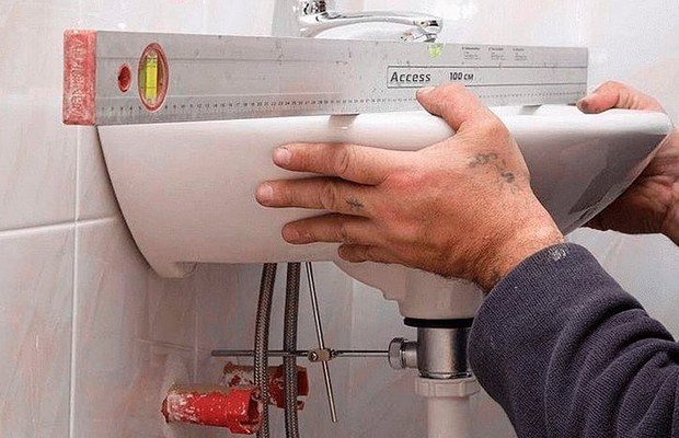 Устанавливаем умывальник на кронштейны своими руками Устанавливаем умывальник на кронштейны своими руками