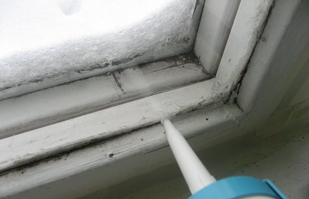 Зазоры в старых деревянных окнах Зазоры в старых деревянных окнах