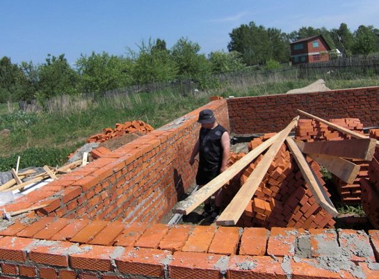 На фото - кладка в полтора кирпича, zaborprofnastil.ru На фото - кладка в полтора кирпича, zaborprofnastil.ru