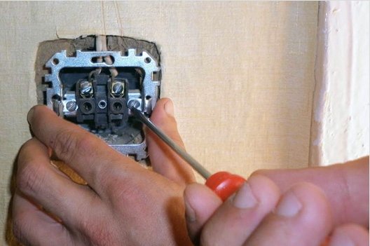 Фото демонтажа старой розетки, kakpravilnosdelat.ru Фото демонтажа старой розетки, kakpravilnosdelat.ru