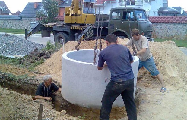 Погружение бетонных колец Погружение бетонных колец