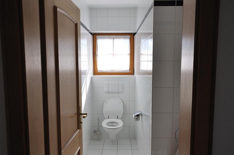 Фото шумоизоляционной двери для туалета, myhomemontreal.com Звукоизоляция санузла – шаг за шагом к тишине